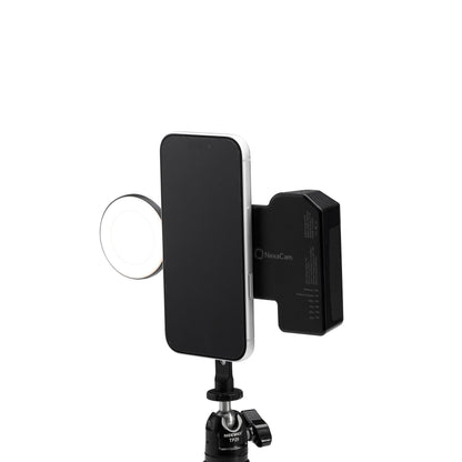 Il setup NexaCam su treppiede visto dall'altro lato, con NexaLight e NexaGrip agganciati al NexaMount